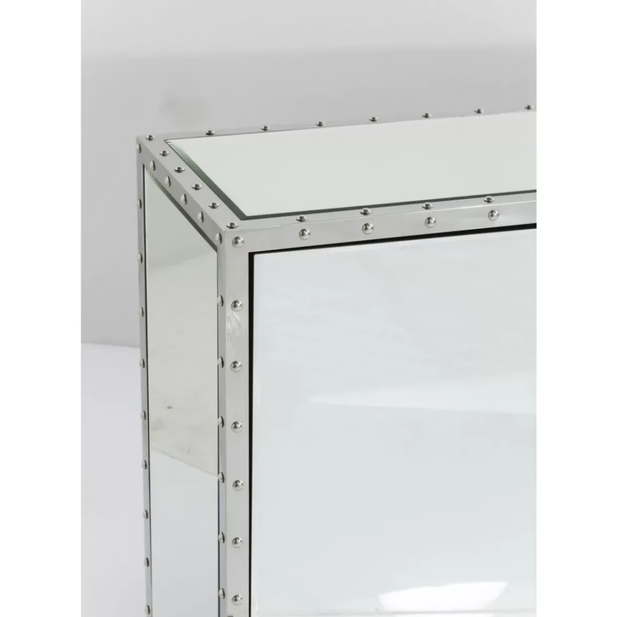 Sideboard Rivet